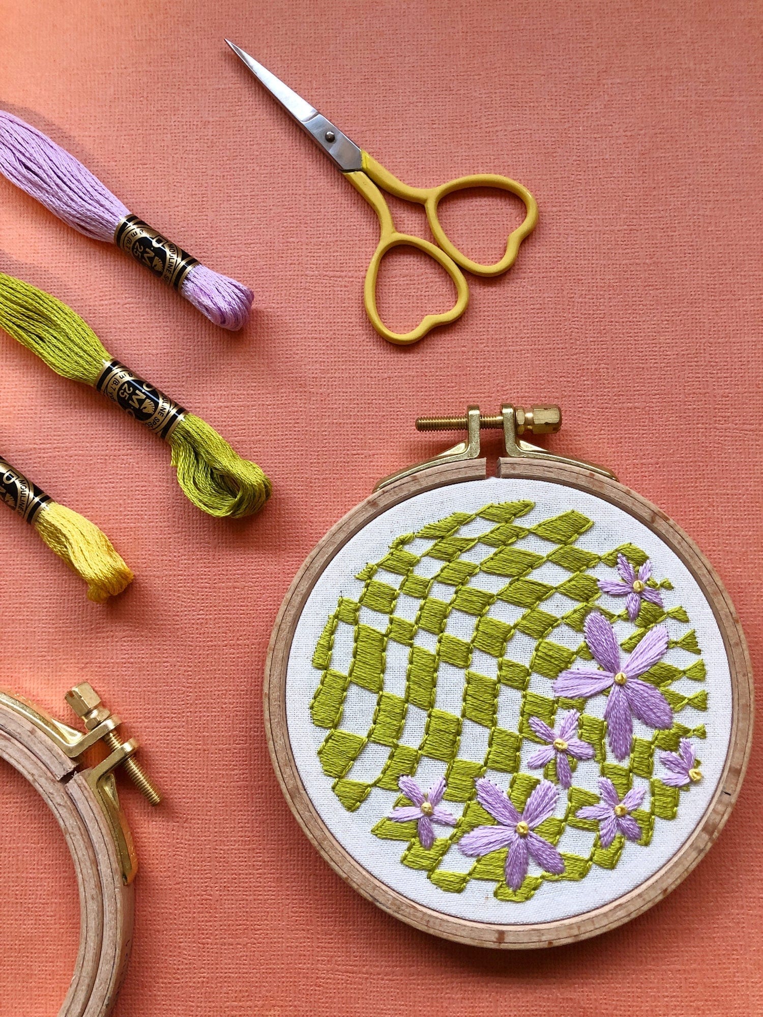 mcreativej-embroidery-kits-checkerboard-daisy-beginner-embroidery-kit-36604555854020.jpg?v\u003d1709146327