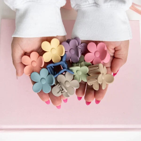 talking-out-of-turn-hair-accessories-flower-claw-clip-34102875914436.webp?v\u003d1676414413