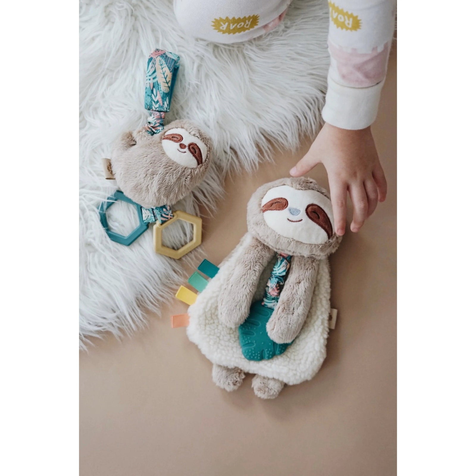 Itzy Ritzy Teether Itzy Lovey™ Peyton the Sloth Plush + Teether Toy