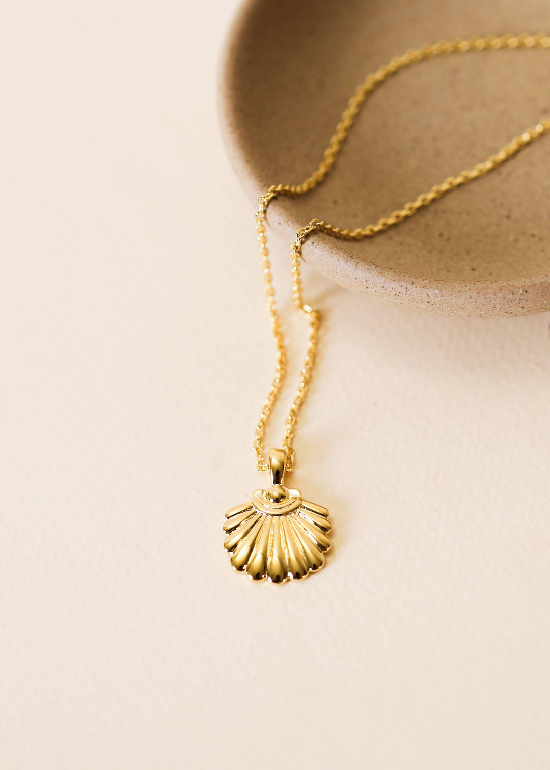 JaxKelly Fashion Seashell Pendant - 18k Gold Necklace - 16" to 18"