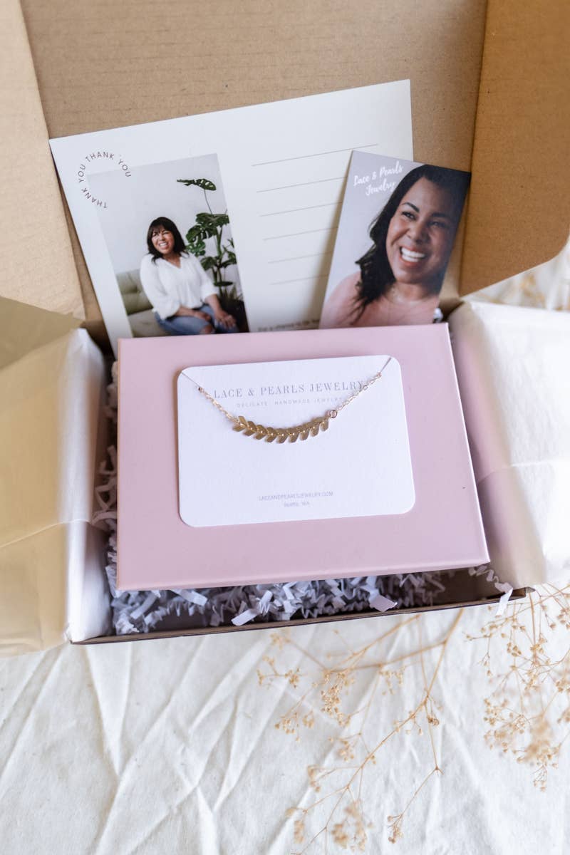 Lace & Pearls Jewelry Fashion Beaded Oval Pressed Flower Necklace - White