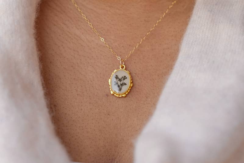 Lace & Pearls Jewelry Fashion Beaded Oval Pressed Flower Necklace - White