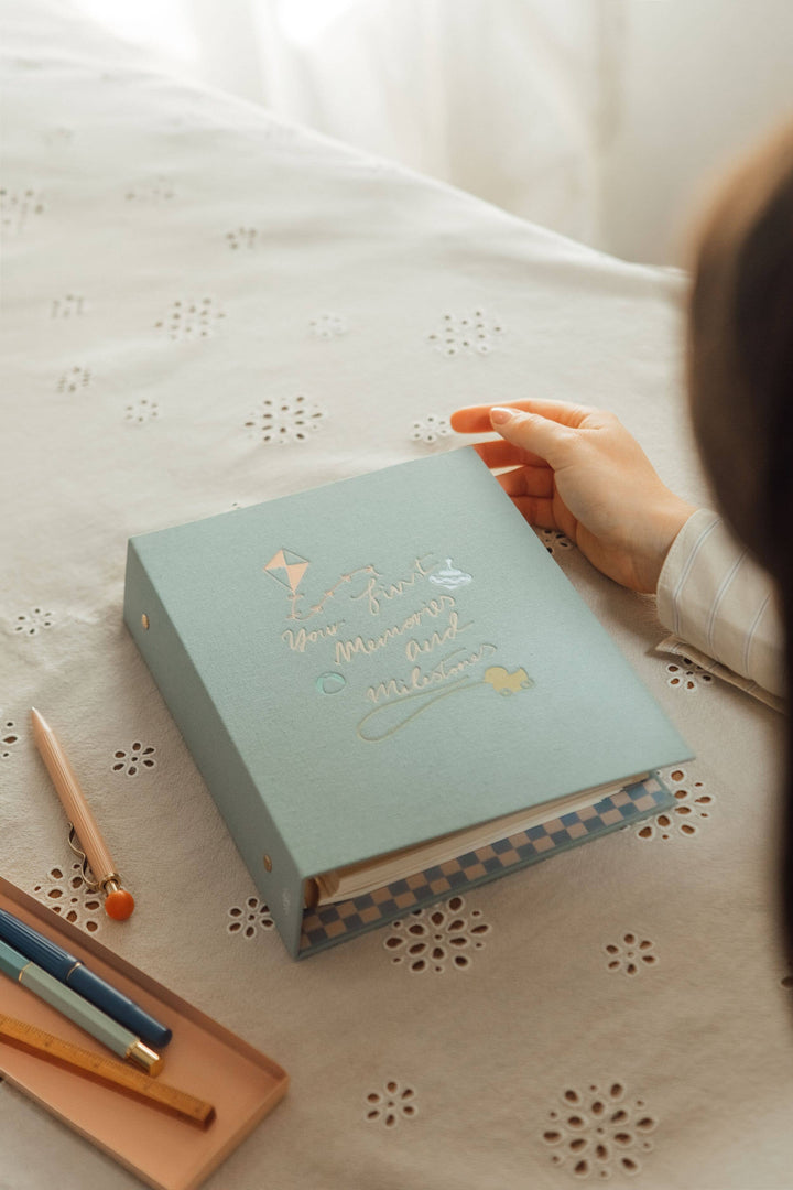 Papier Baby Baby Binder-Folio - Your First Memories & Milestones