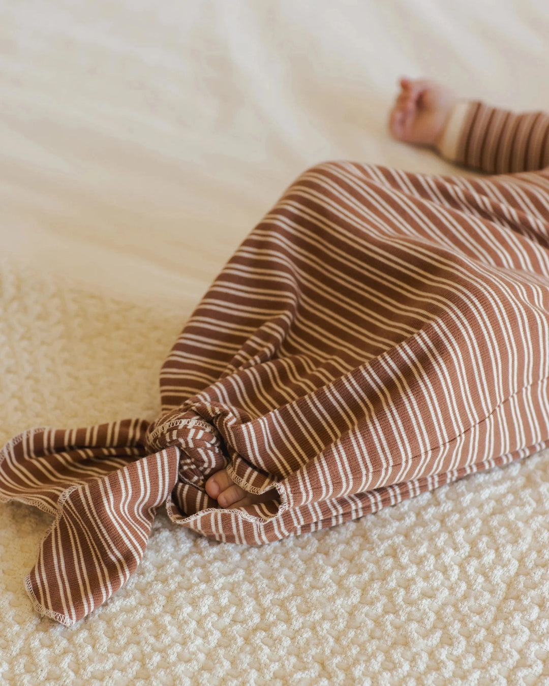 Quincy Mae Baby One Size Knotted Baby Gown + Hat Set - Cedar Micro Stripe