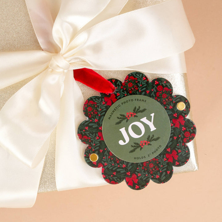 The Darling Effect Holiday Scalloped Round Picture Frame Ornament - A Merry Moment