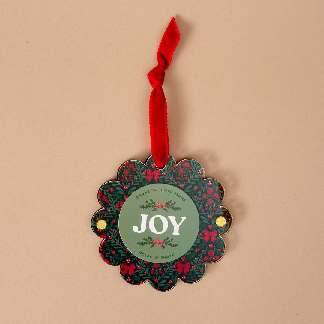 The Darling Effect Holiday Scalloped Round Picture Frame Ornament - A Merry Moment